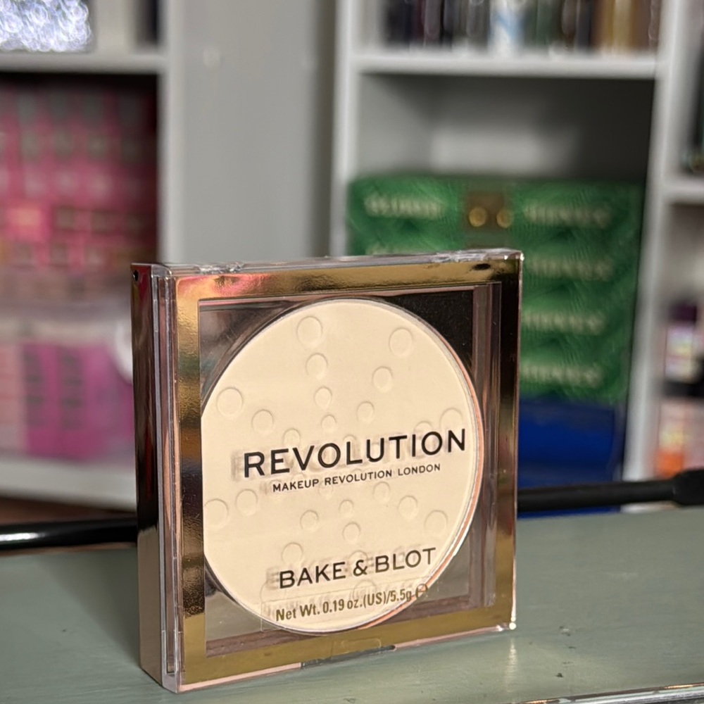 Revolution Transulcent Setting Powder for a Flawless Finish